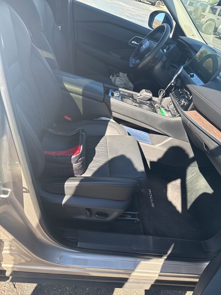 Used 2025 Nissan Rogue Platinum w/ Tech Package image 16