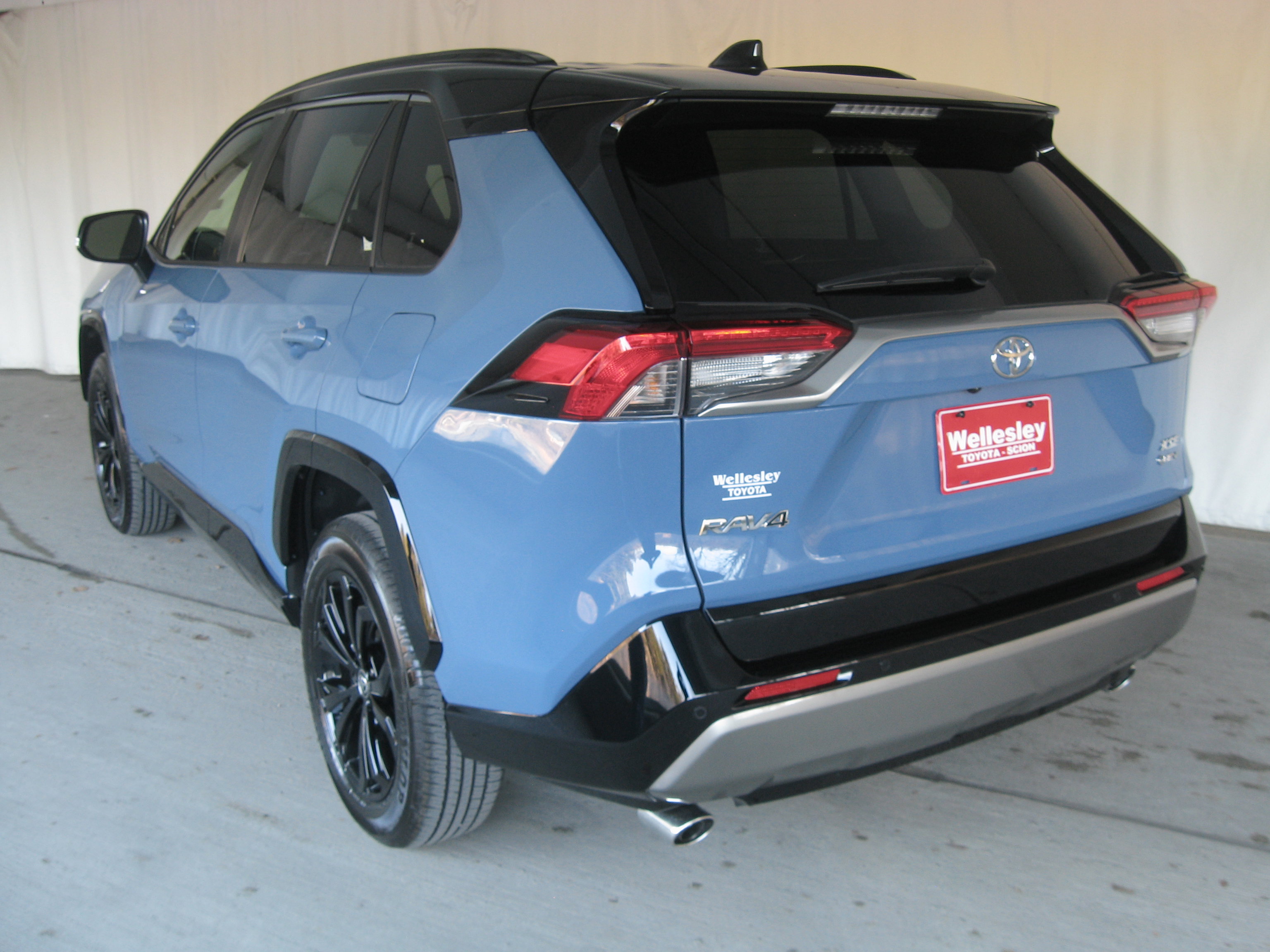 Used 2025 Toyota RAV4 XSE w/ Advanced Technology Package image 25