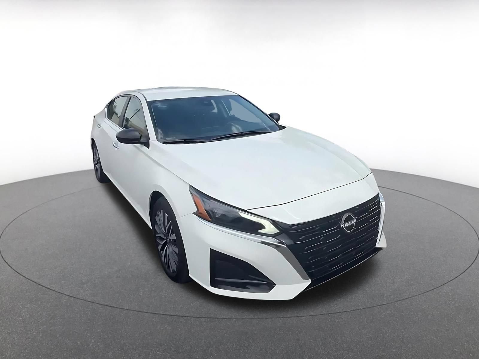 Used 2025 Nissan Altima 2.5 SV FWD image 3
