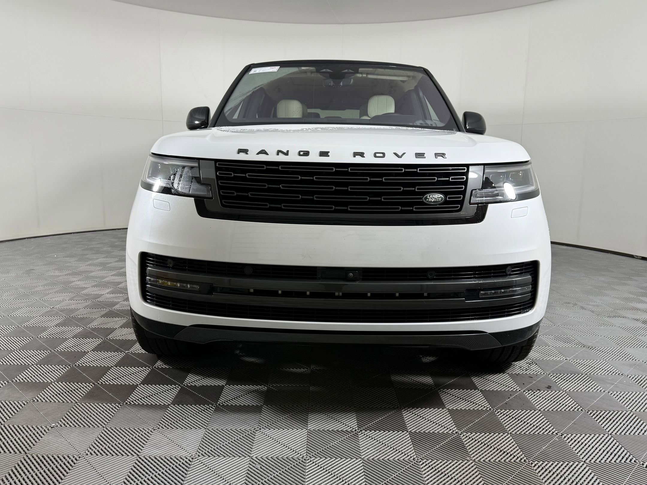 Used 2023 Land Rover Range Rover Long Wheelbase SE image 5