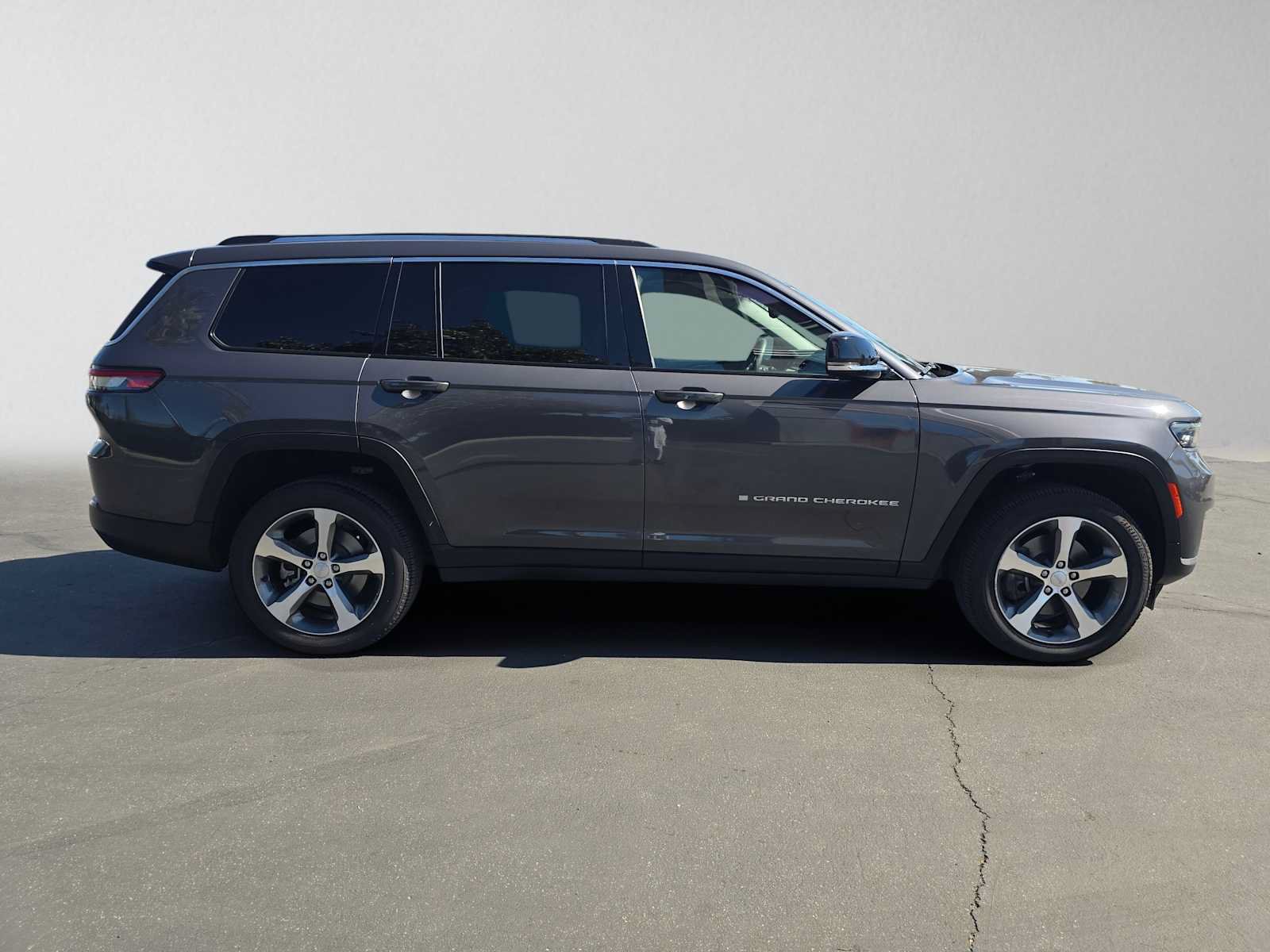 Used 2023 Jeep Grand Cherokee L Limited w/ Rear Seat Video Group I AWD/4WD image 2