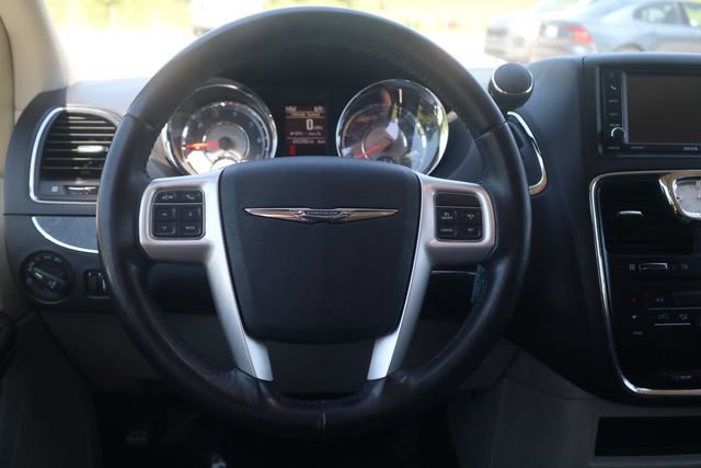 Used 2015 Chrysler Town & Country Touring FWD image 11