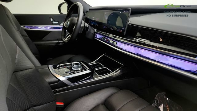 Used 2025 BMW i7 xDrive60 w/ Executive Package RWD image 35