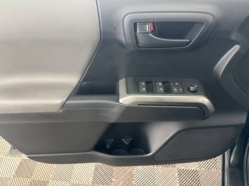 Used 2019 Toyota Tacoma SR5 AWD/4WD image 23