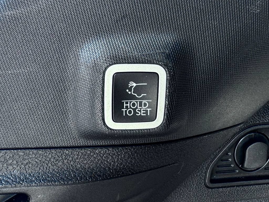 Used 2023 Jeep Grand Cherokee Altitude AWD/4WD image 17