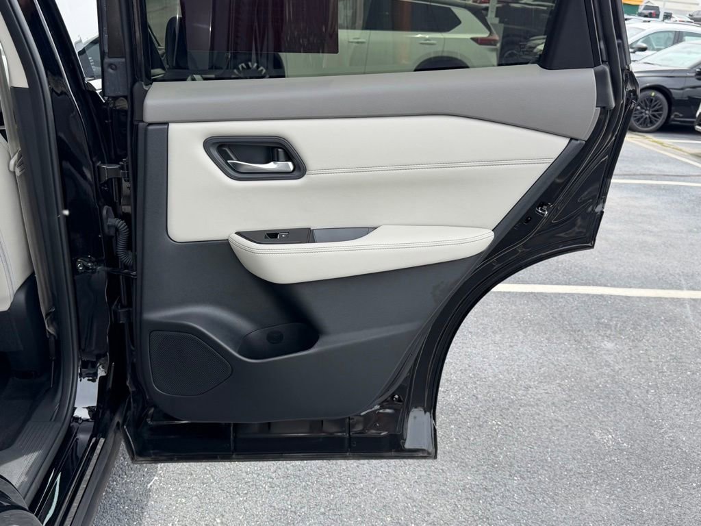 Used 2025 Nissan Rogue SL FWD image 19
