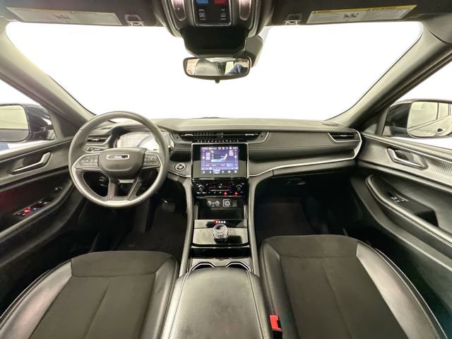 Used 2023 Jeep Grand Cherokee Altitude AWD/4WD image 3