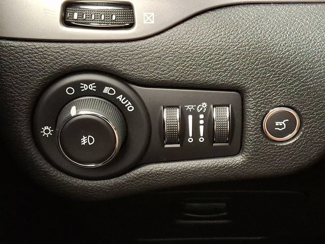 Used 2019 Jeep Cherokee Overland w/ Technology Group AWD/4WD image 26