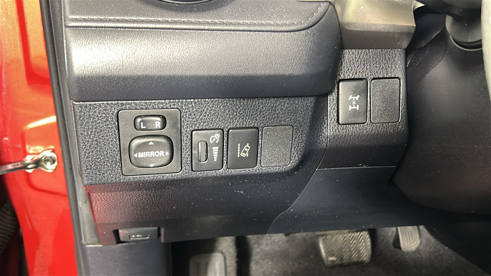 Used 2017 Toyota RAV4 LE AWD/4WD image 19