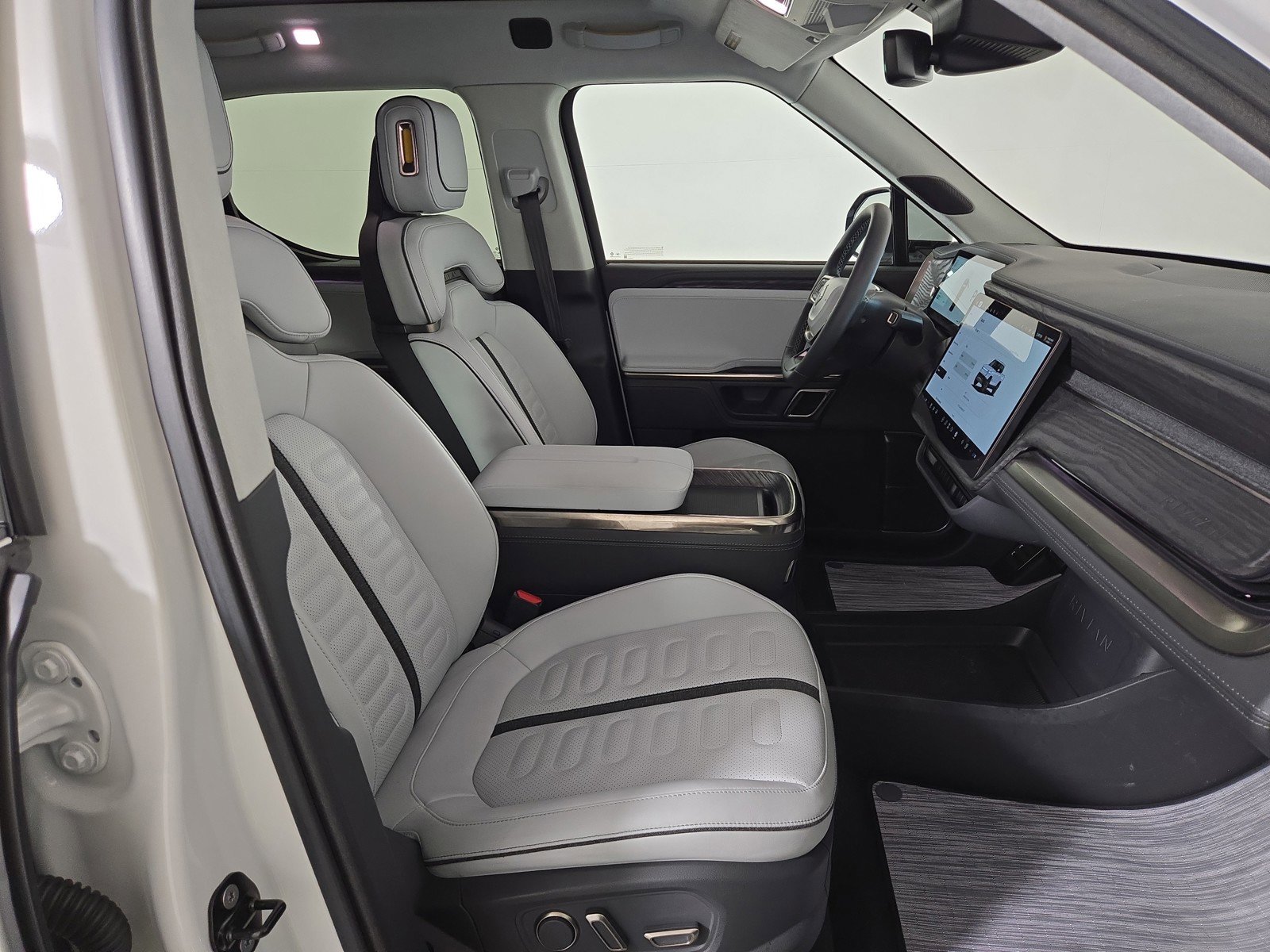 Used 2022 Rivian R1T Adventure image 23