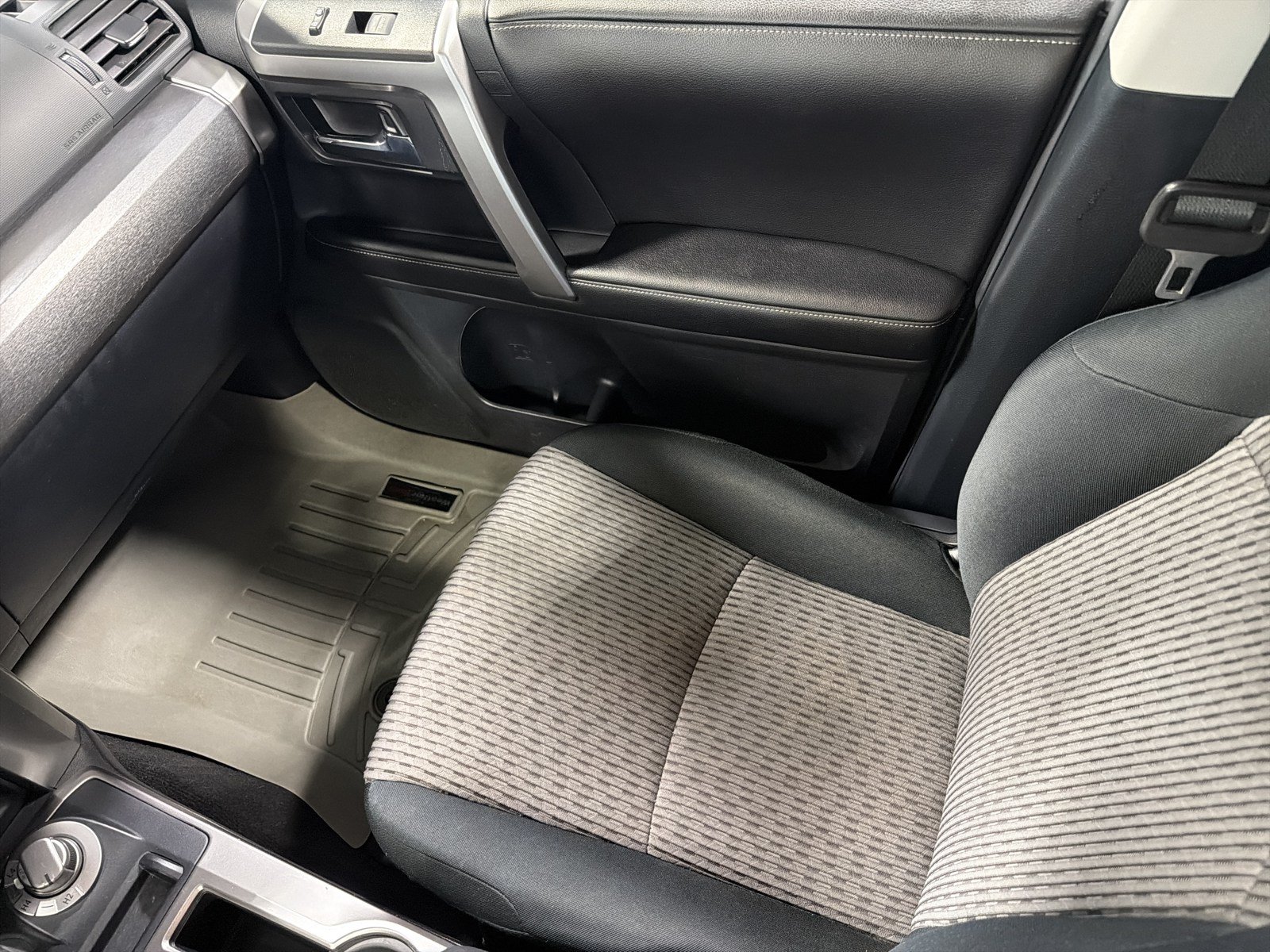 Used 2015 Toyota 4Runner SR5 AWD/4WD image 11