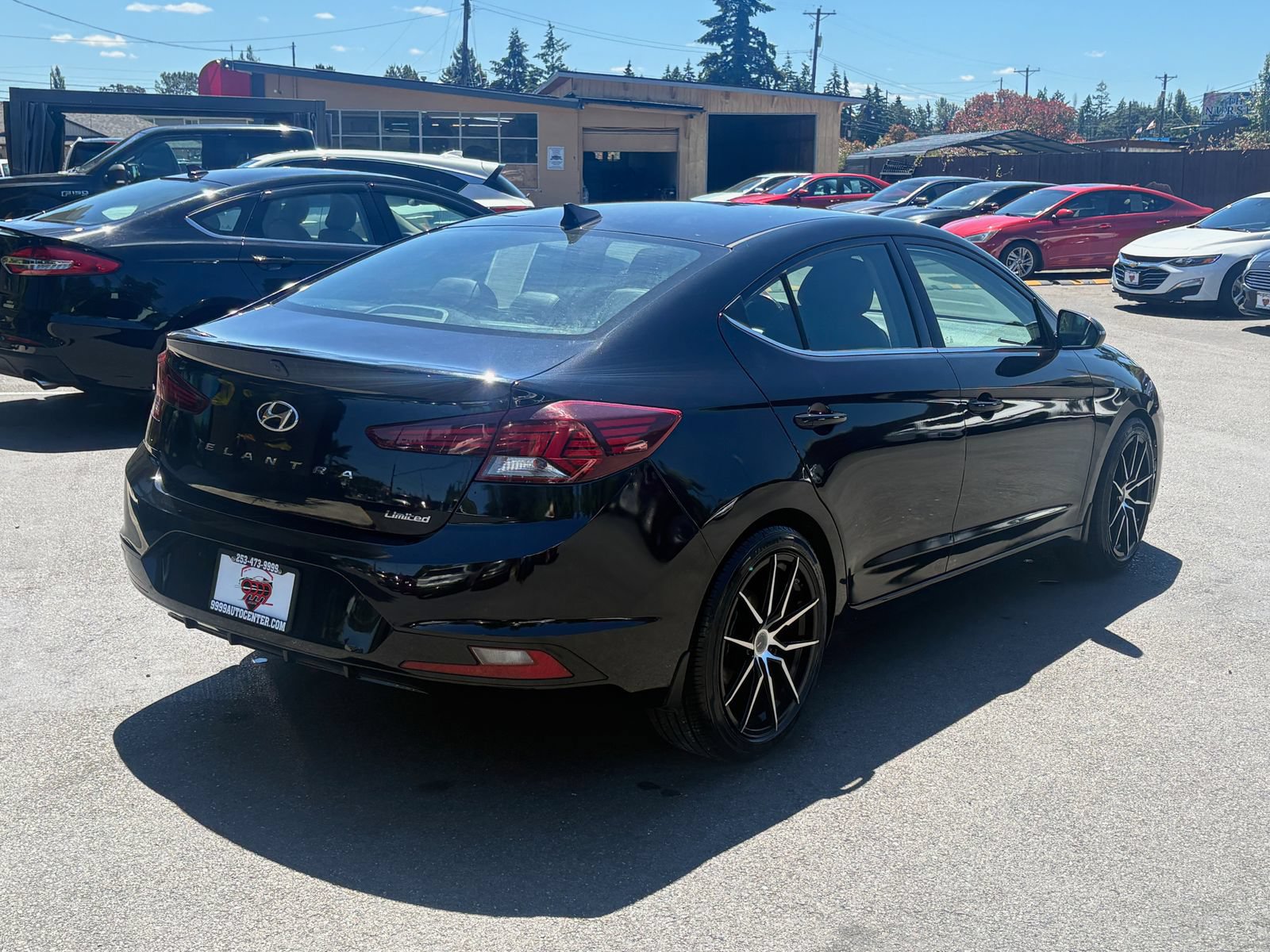 Used 2020 Hyundai Elantra Limited w/ Cargo Package (C1) FWD image 7