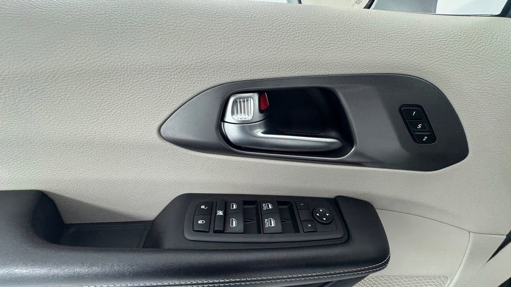 Used 2022 Chrysler Pacifica Touring-L FWD image 22