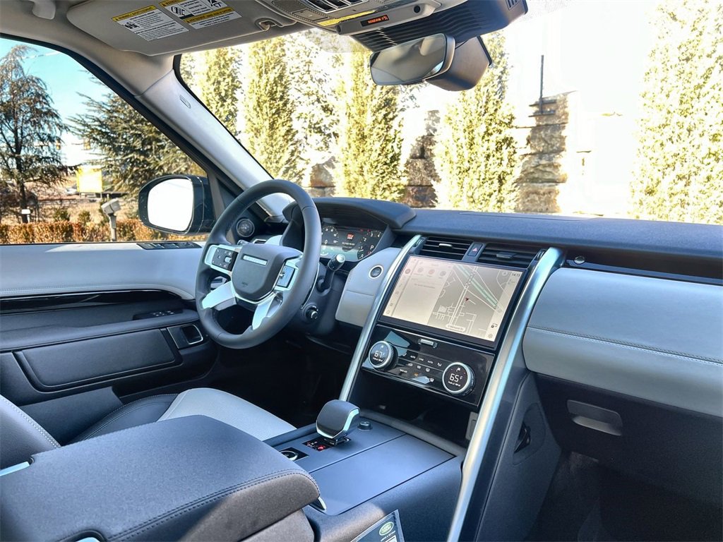 Certified 2025 Land Rover Discovery S image 14