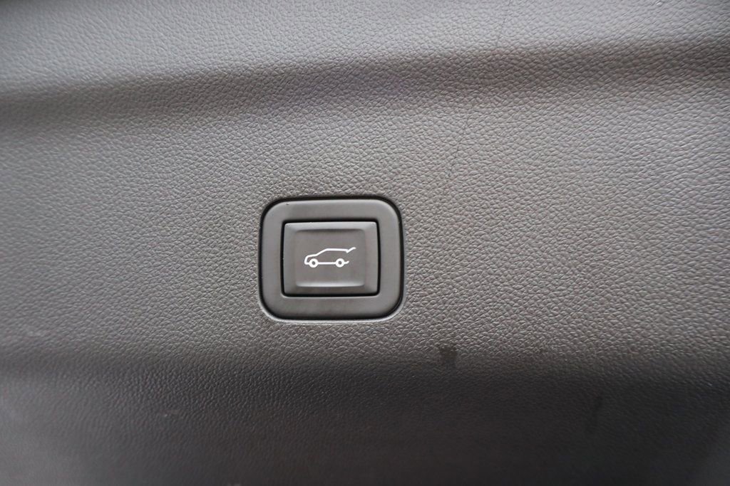 Used 2023 Chevrolet Suburban High Country image 21