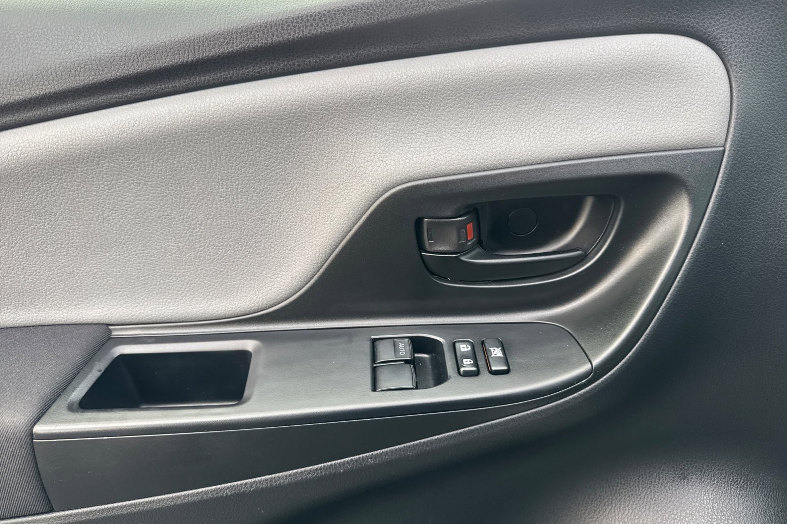 Used 2016 Toyota Yaris L image 15