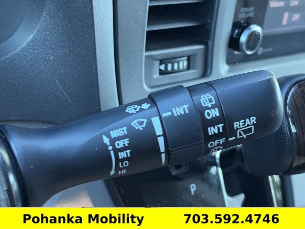 Used 2020 Toyota Sienna XLE w/ XLE Navigation Package FWD image 17