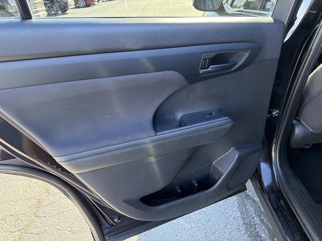 Used 2022 Toyota Highlander L image 14
