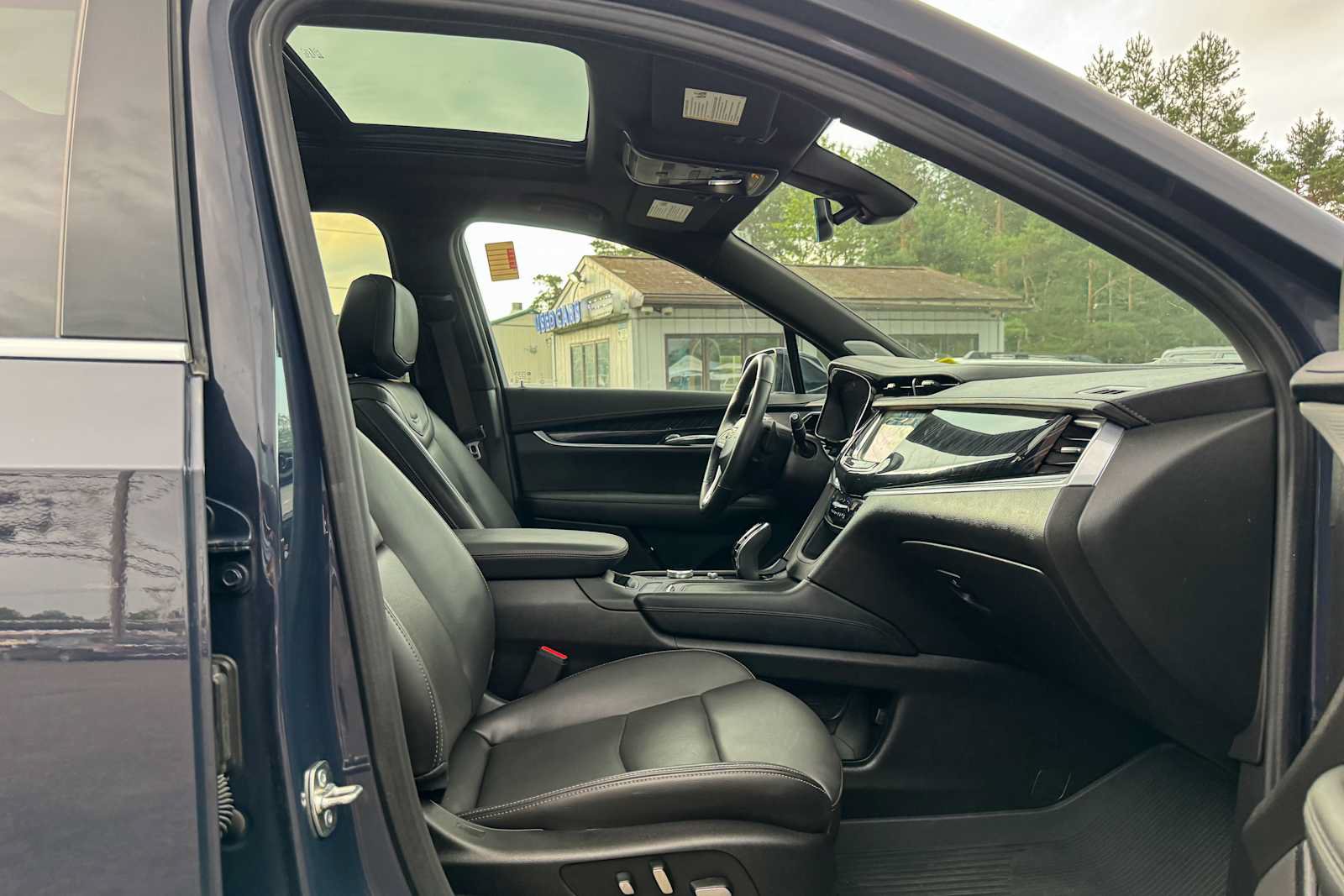 Used 2025 Cadillac XT6 Premium Luxury AWD/4WD image 9