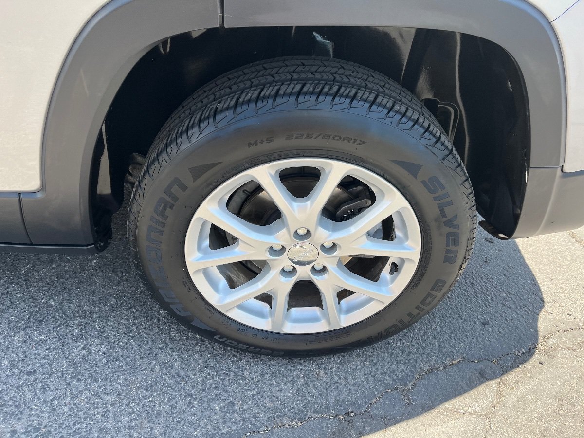 Used 2017 Jeep Cherokee Latitude FWD image 39