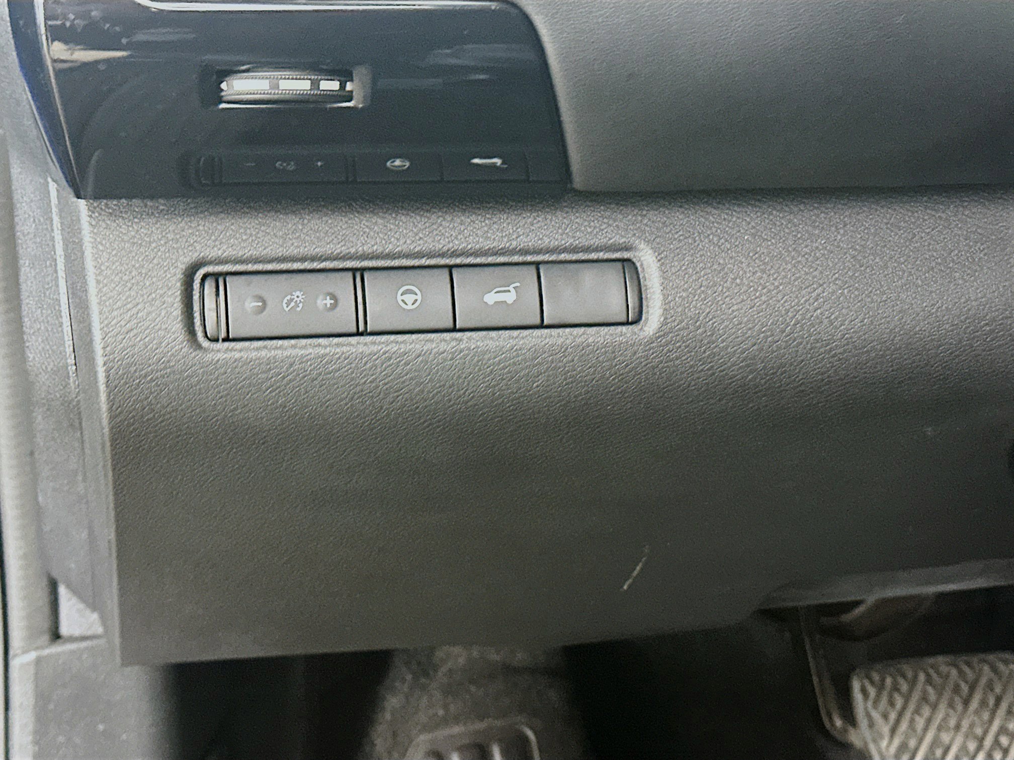 Used 2025 Nissan Pathfinder SV FWD image 17