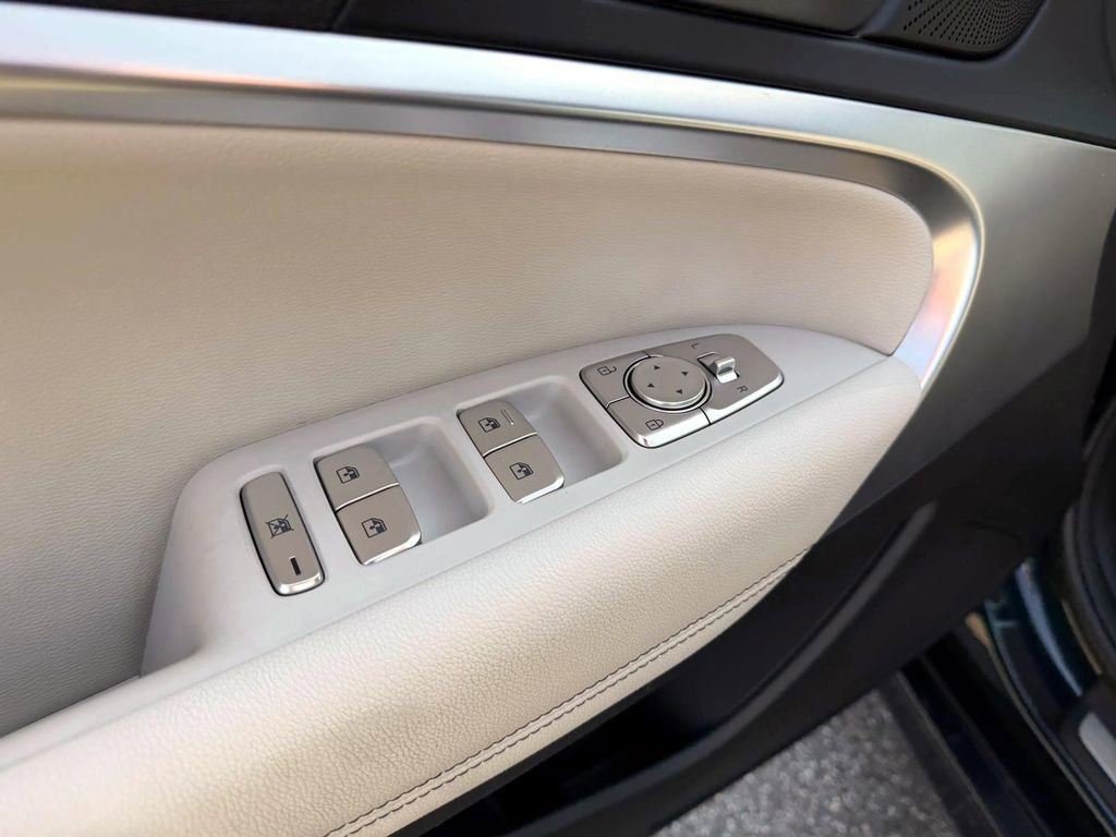 Certified 2024 Genesis G70 2.5T image 17