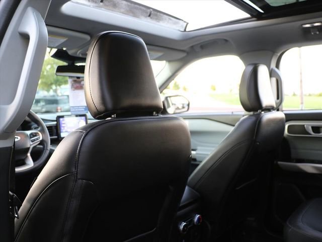 Used 2022 Ford Explorer XLT w/ Equipment Group 202A image 18