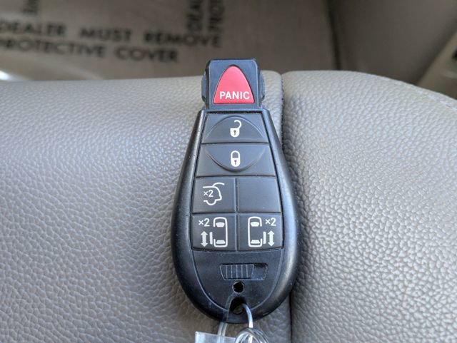 Used 2014 Chrysler Town & Country Touring image 27