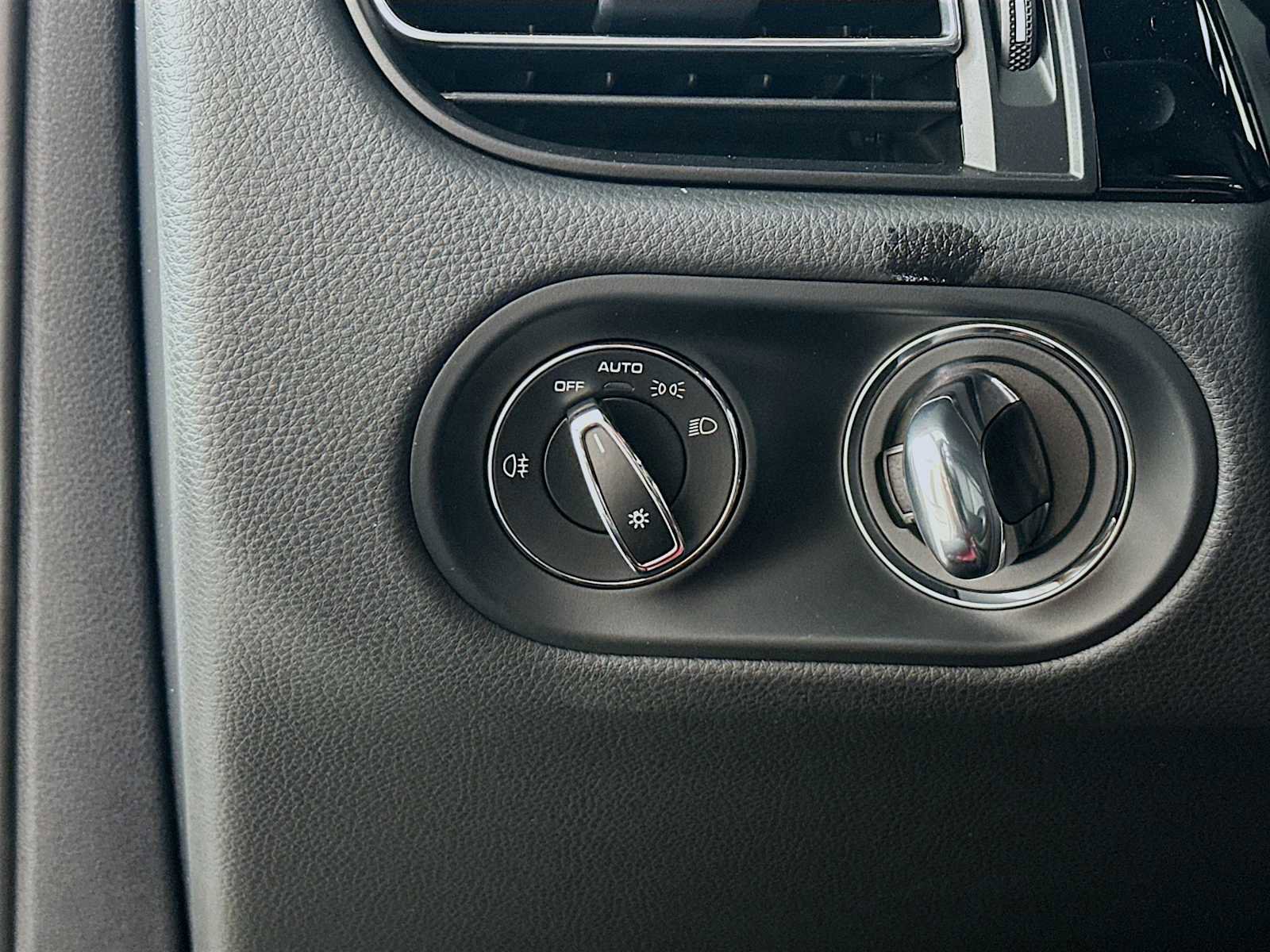 New 2026 Porsche Macan Turbo image 13