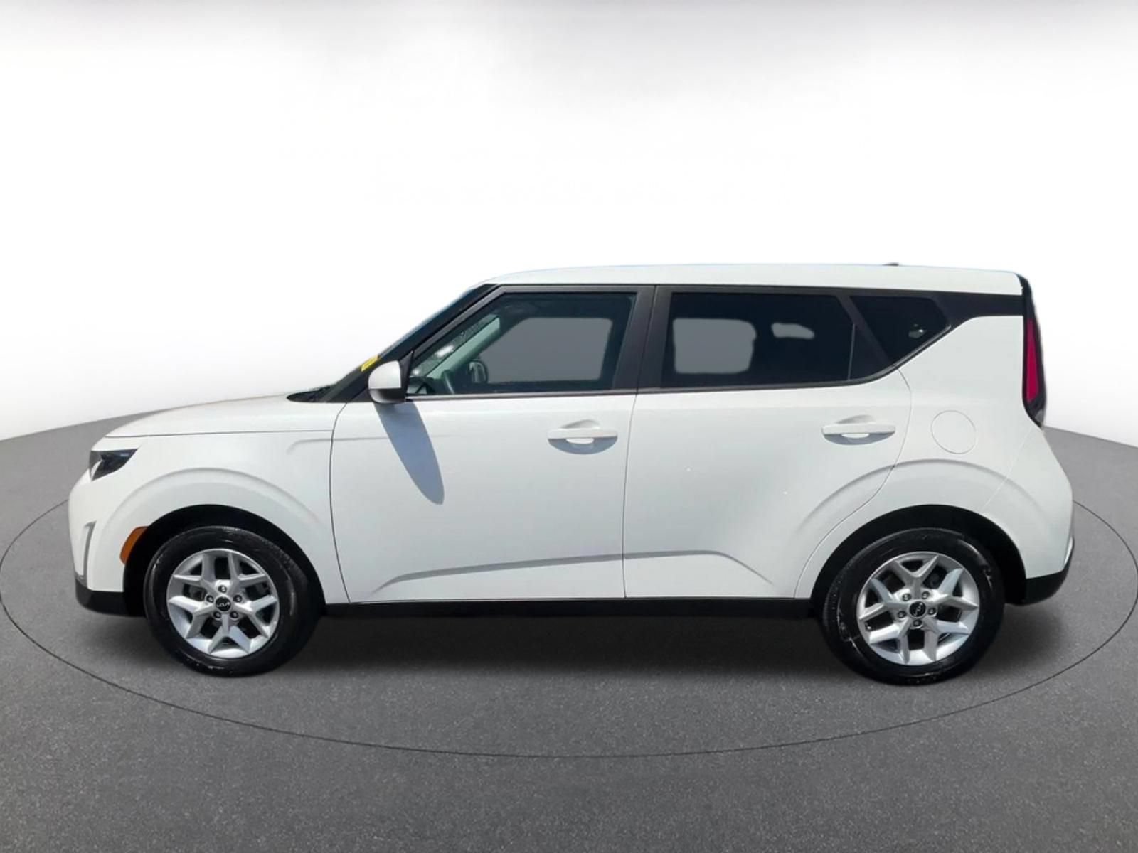 Used 2025 Kia Soul LX w/ LX Technology Package FWD image 9