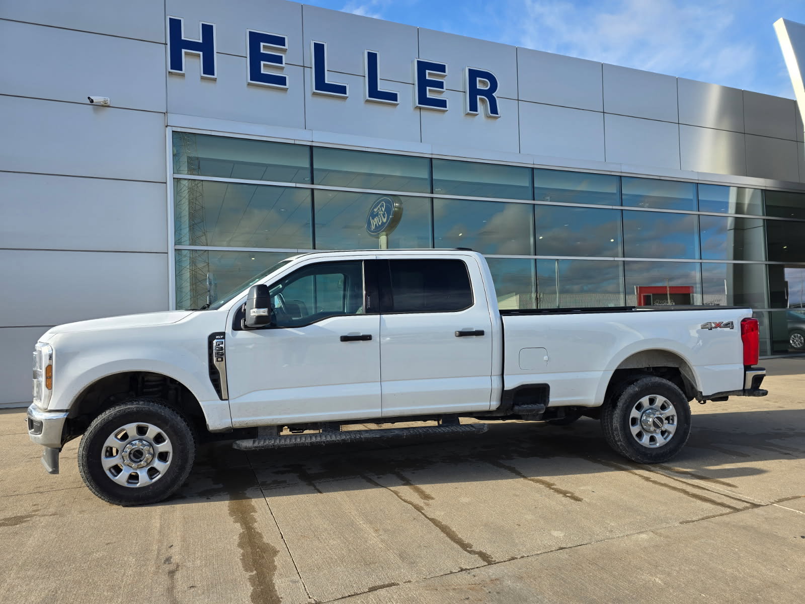 Used 2024 Ford F350 XLT image 3
