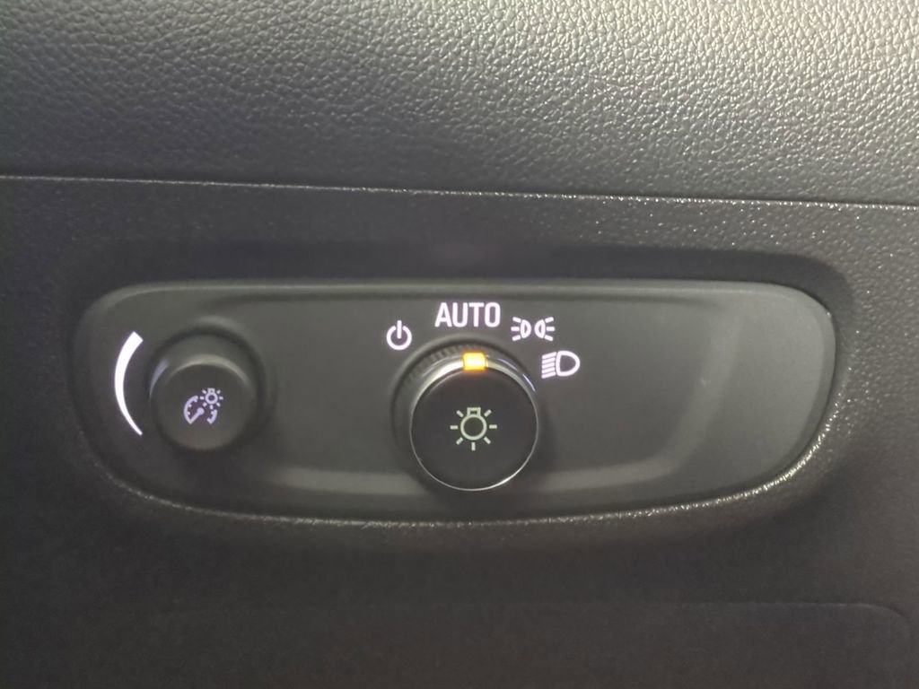 Used 2025 Buick Encore GX Avenir w/ Avenir Technology Package image 29