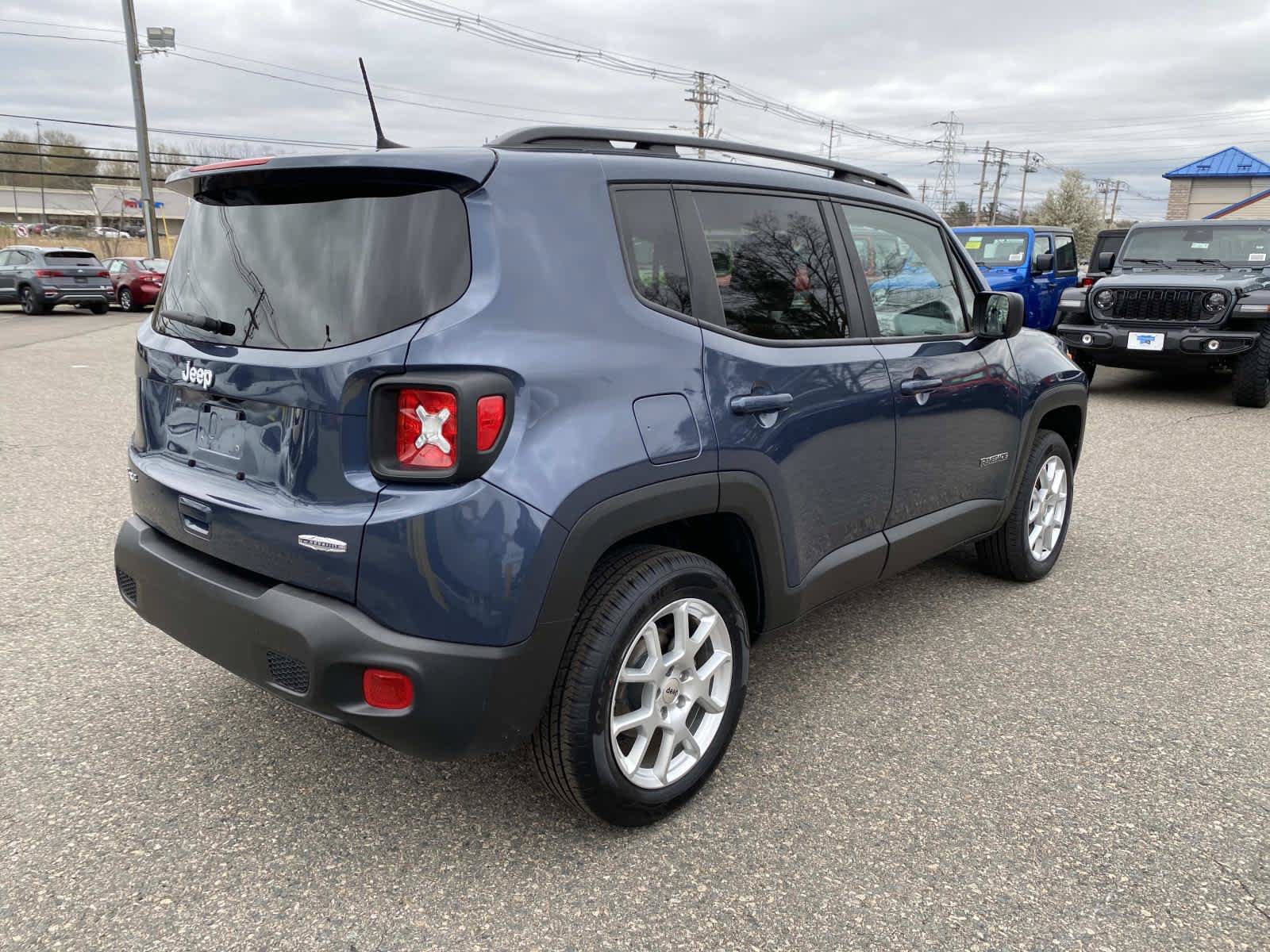 Certified 2022 Jeep Renegade Latitude AWD/4WD image 3