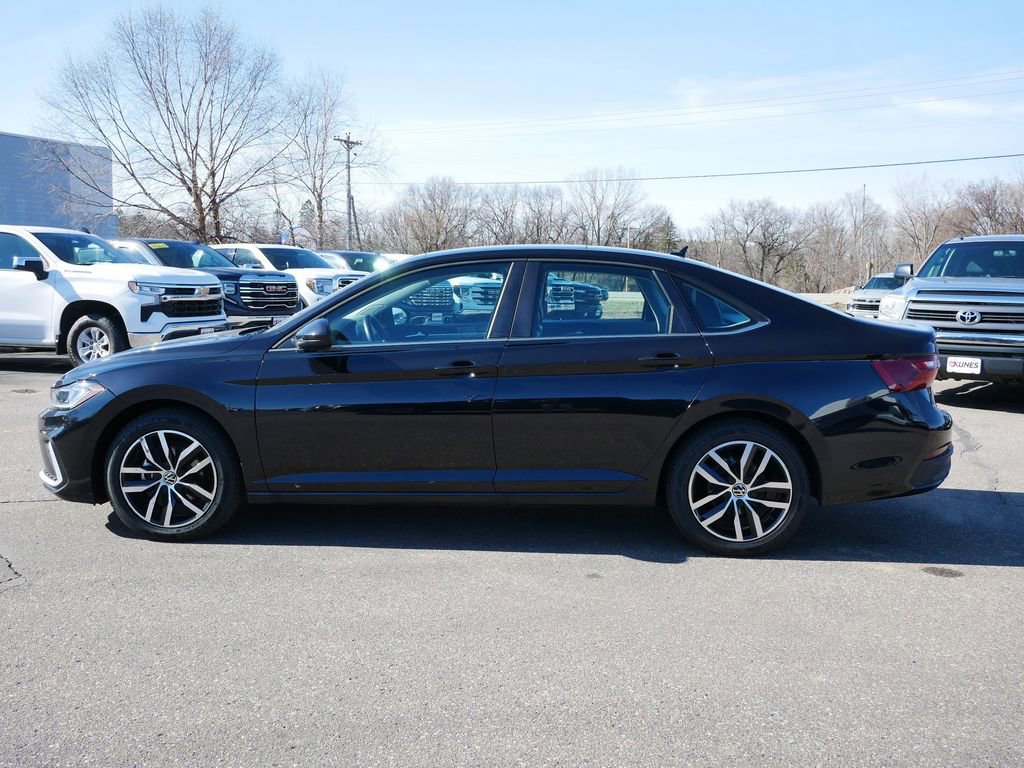 Used 2025 Volkswagen Jetta SE image 4