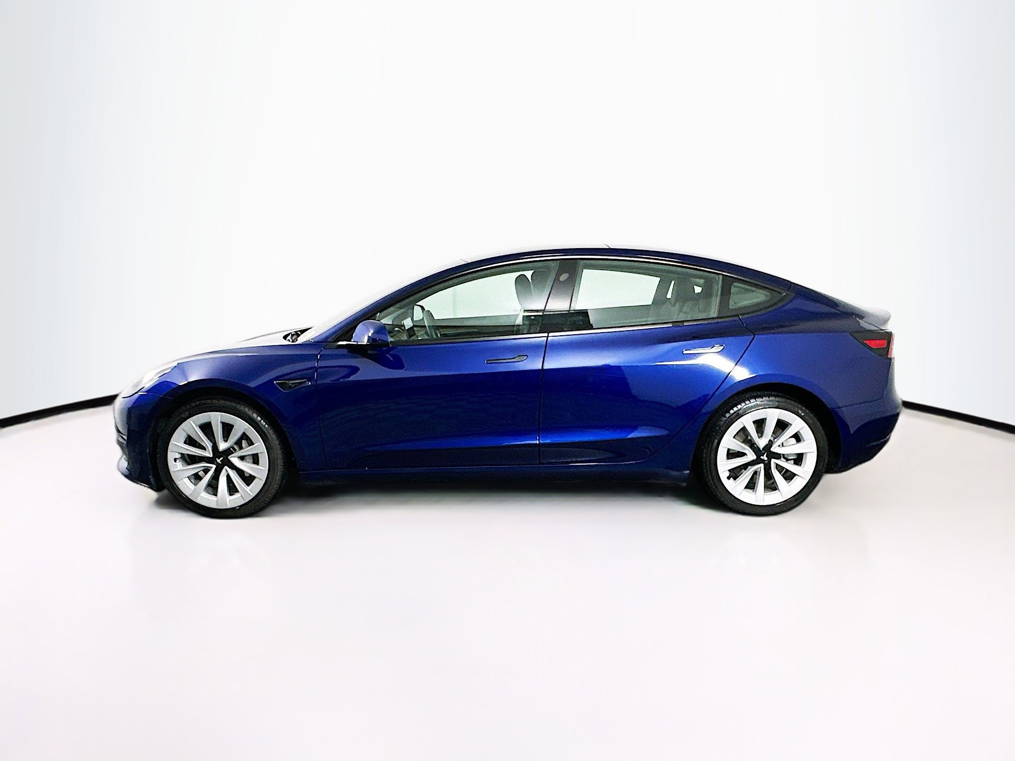 Used 2023 Tesla Model 3 Standard Range image 4