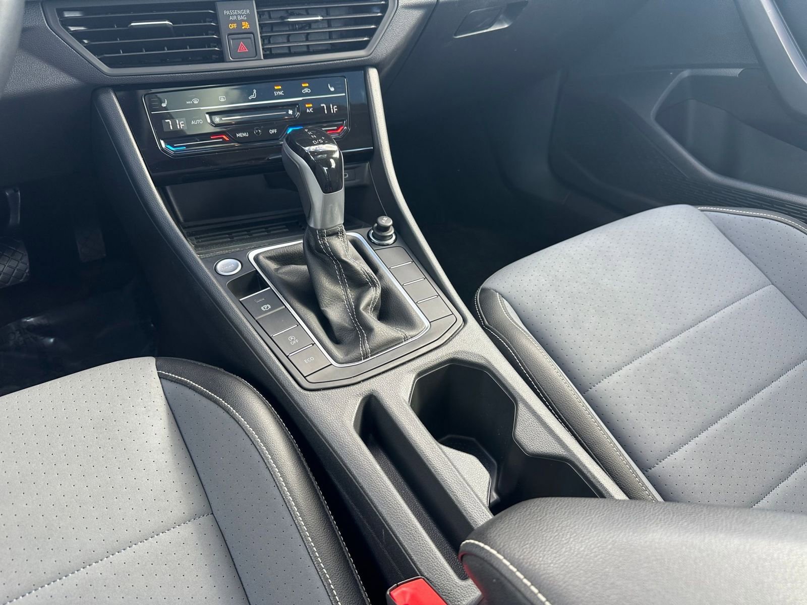 Used 2025 Volkswagen Jetta SE image 40