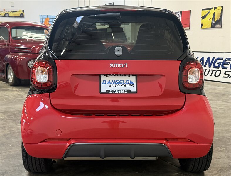 Used 2017 smart fortwo passion RWD image 6