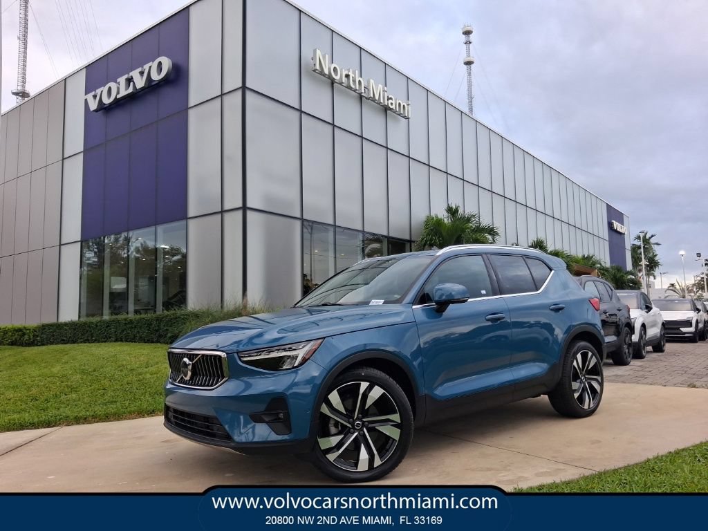 Used 2023 Volvo XC40 B4 Plus w/ Driver Assist Package FWD image 1
