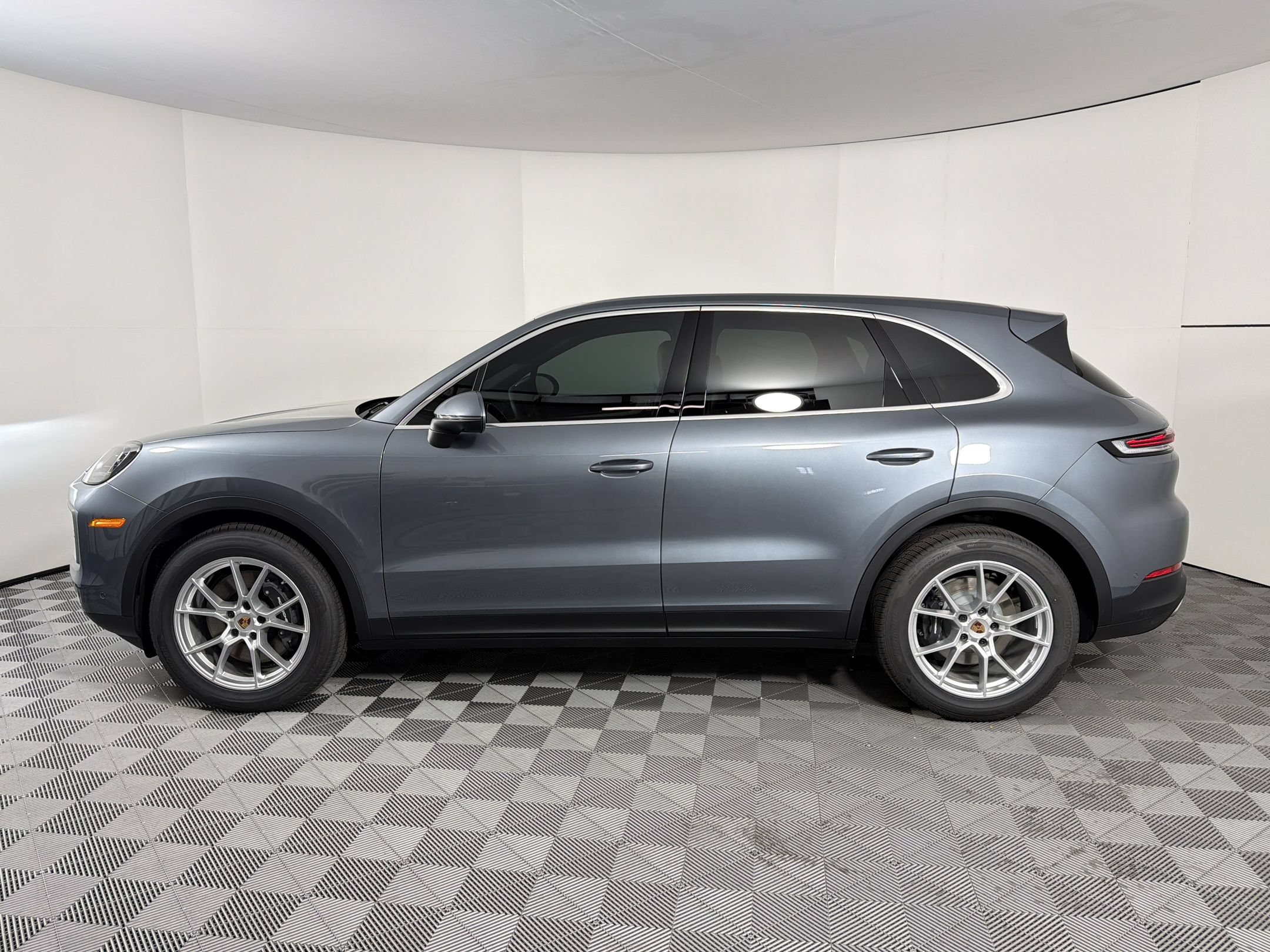 Used 2026 Porsche Cayenne AWD/4WD image 2