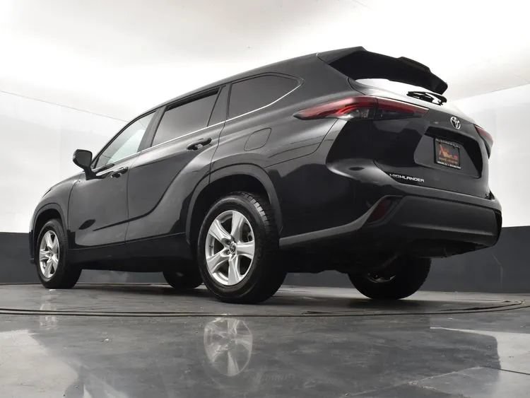 Used 2025 Toyota Highlander LE FWD image 12