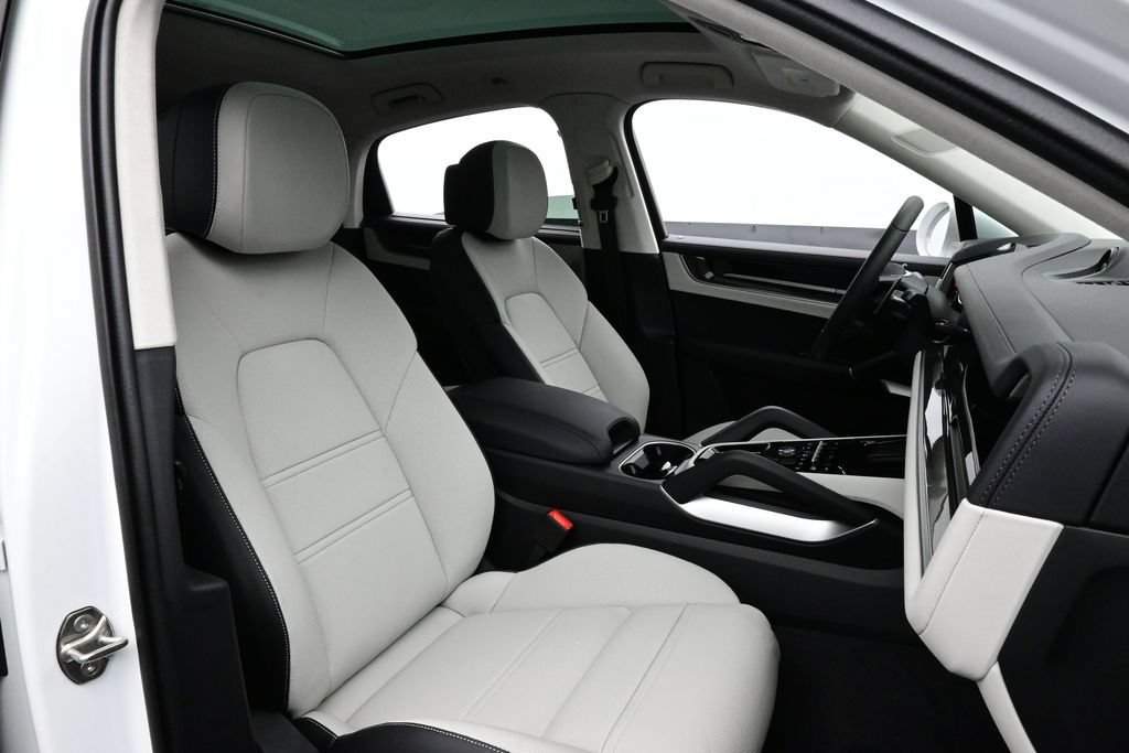 New 2026 Porsche Cayenne GTS AWD/4WD image 15