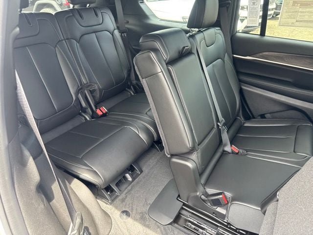 New 2026 Jeep Grand Cherokee L Limited w/ Trailer Tow Package AWD/4WD image 21