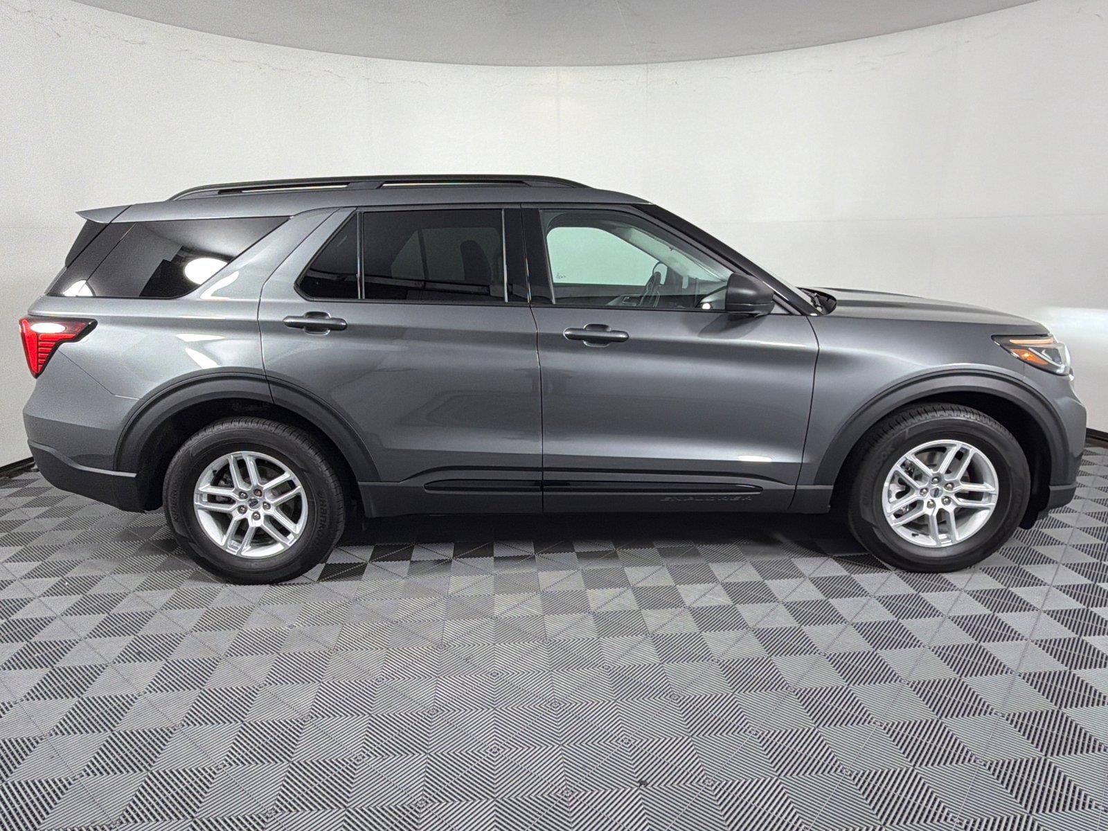 Used 2026 Ford Explorer Active RWD image 8
