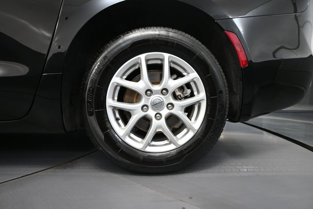 Used 2024 Chrysler Pacifica Touring-L FWD image 10