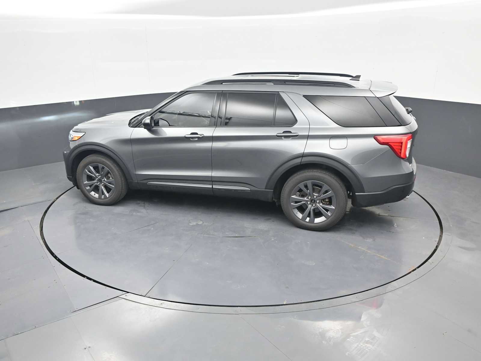 Used 2024 Ford Explorer XLT w/ Equipment Group 202A AWD/4WD image 39