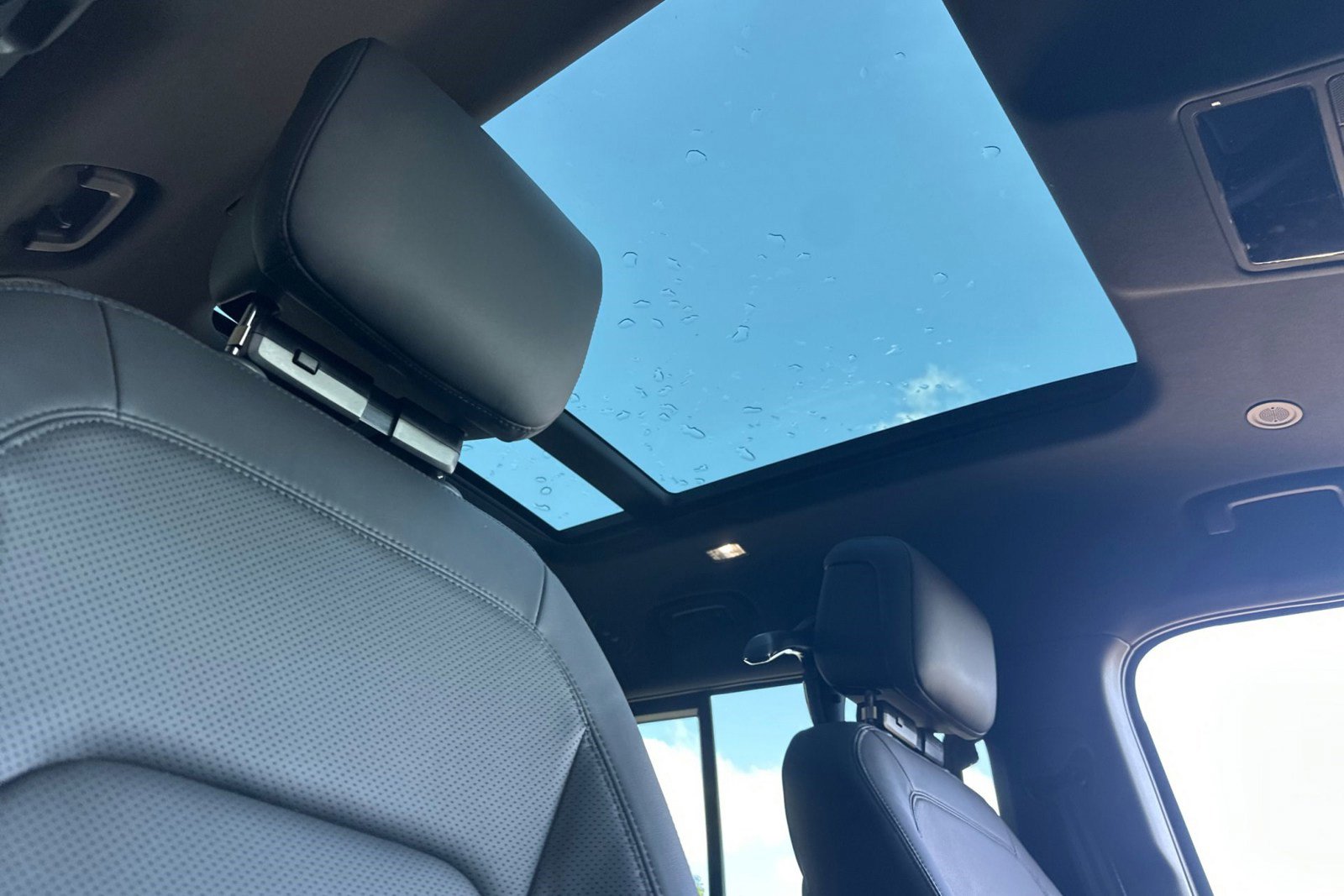 New 2026 Land Rover Defender 130 X-Dynamic SE image 23