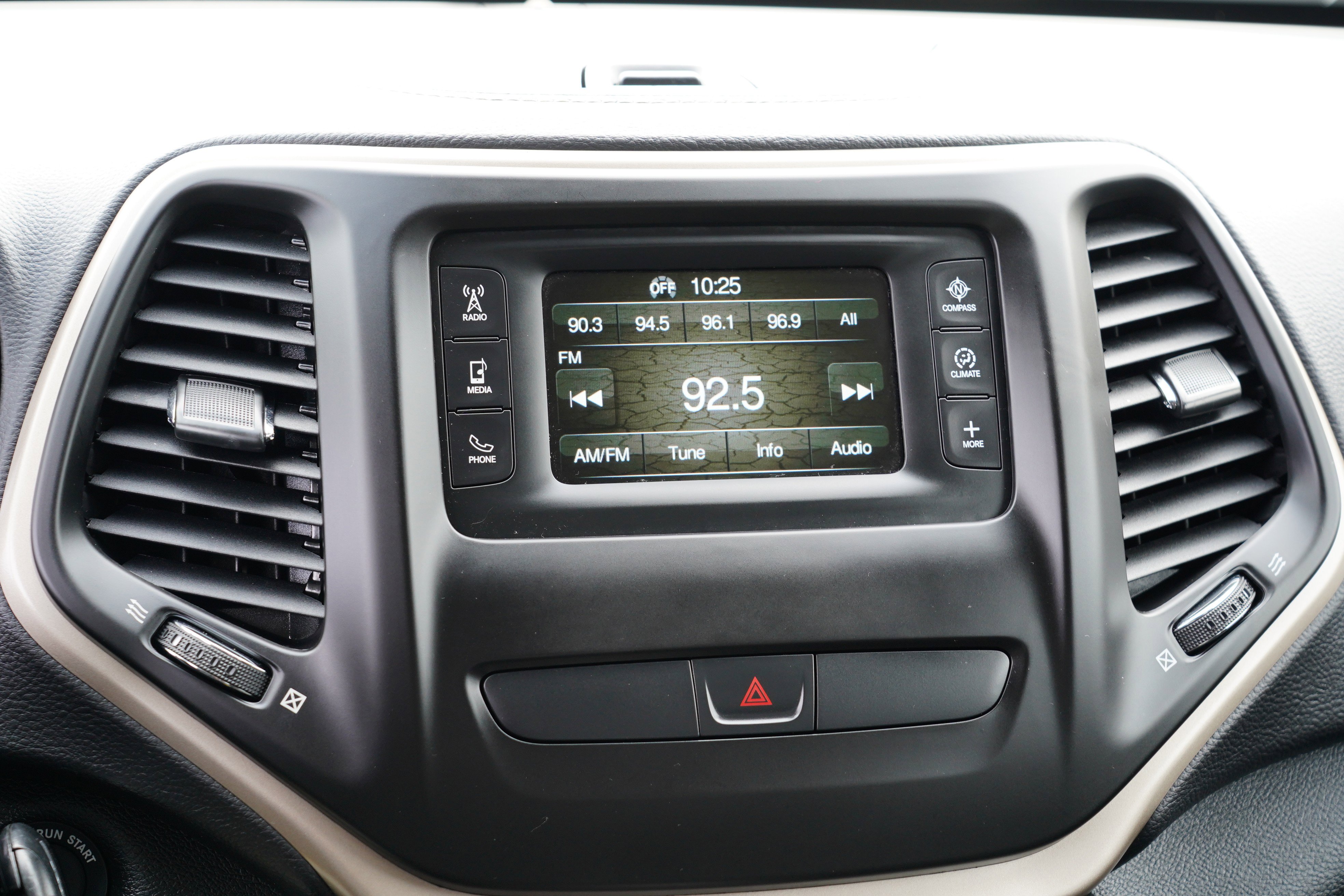 Used 2015 Jeep Cherokee Latitude image 22