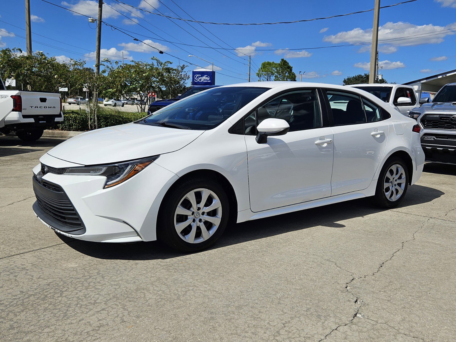 Used 2023 Toyota Corolla LE image 3