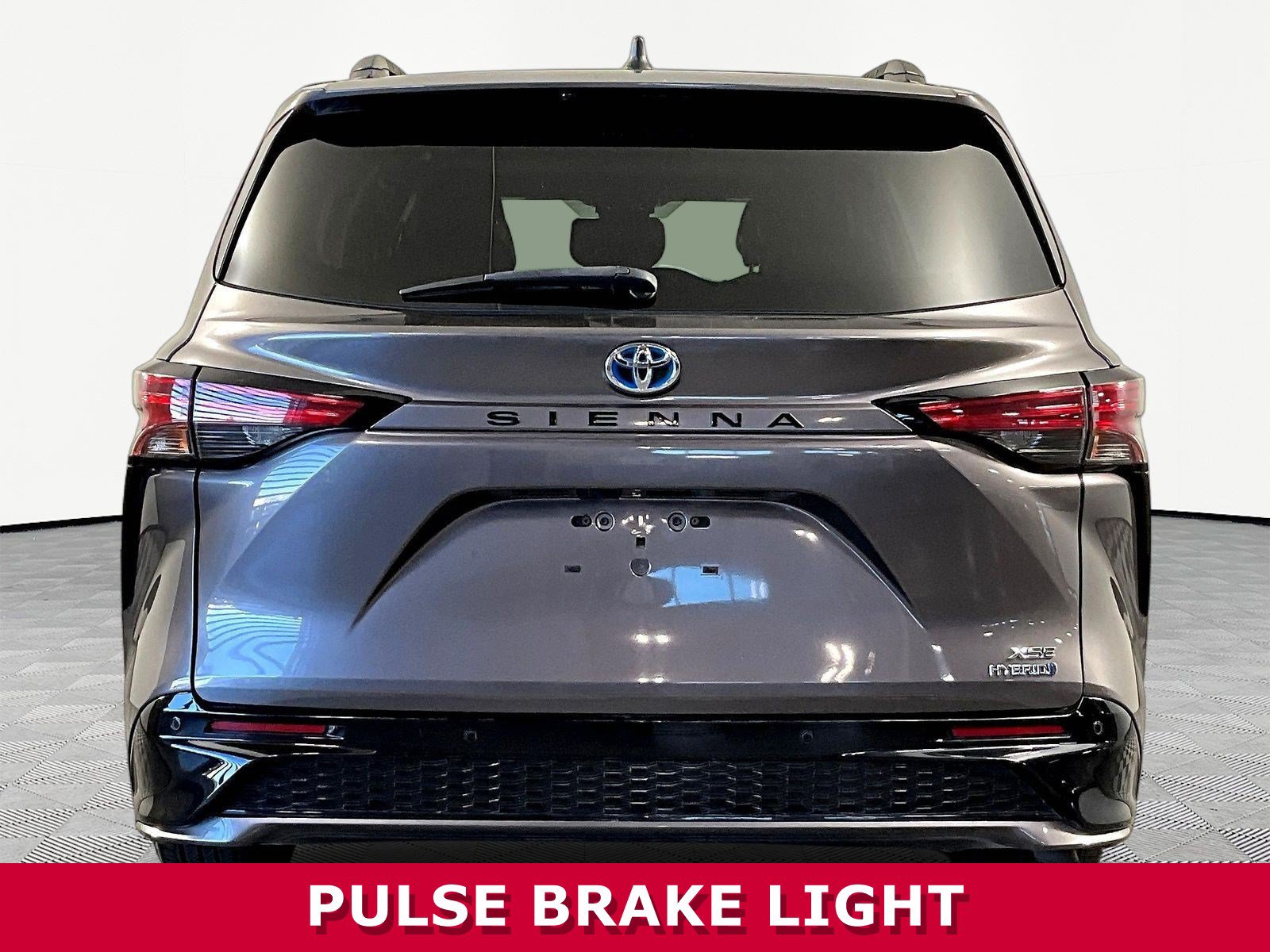 Used 2021 Toyota Sienna XSE FWD image 5