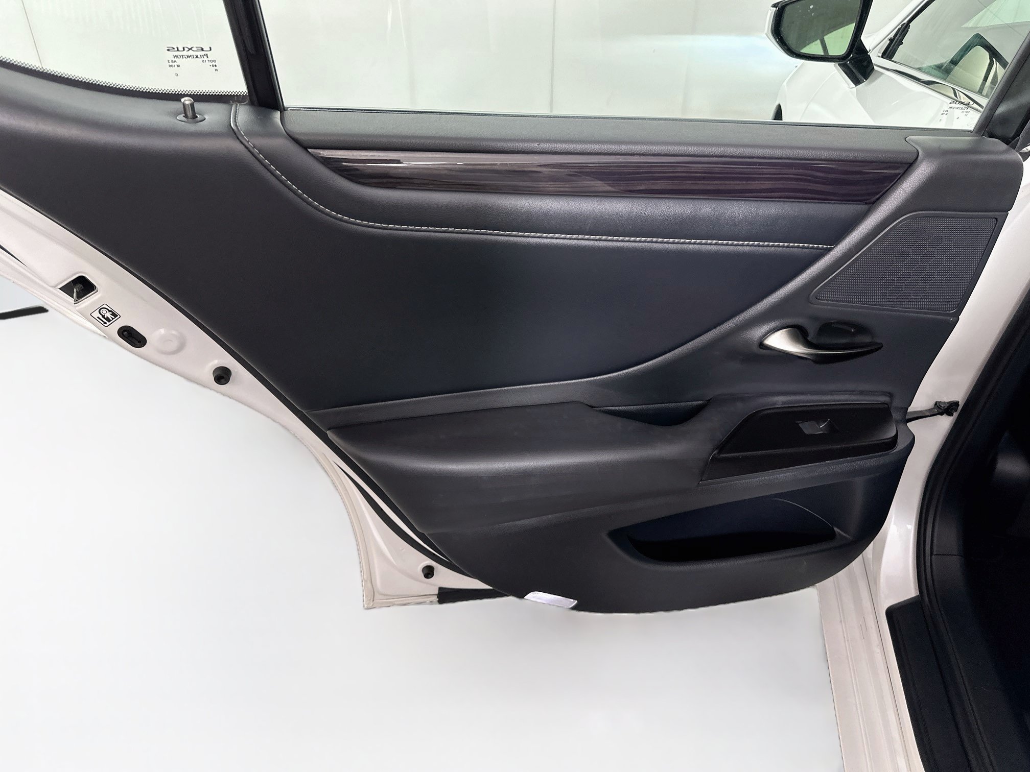 Used 2019 Lexus ES 300h w/ Accessory Package 2 FWD image 28